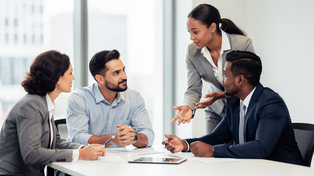 Équipe de professionnels analysant une stratégie d'innovation