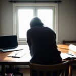 Candidat examinant des offres d'emploi sur un ordinateur portable