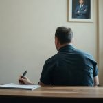 Demandeur d'emploi consultant ses documents d'inscription France Travail