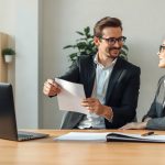 Employeur remettant un document officiel à un salarié lors d'un entretien professionnel