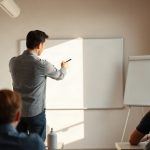 Formateur animant une session pour adultes en salle de formation
