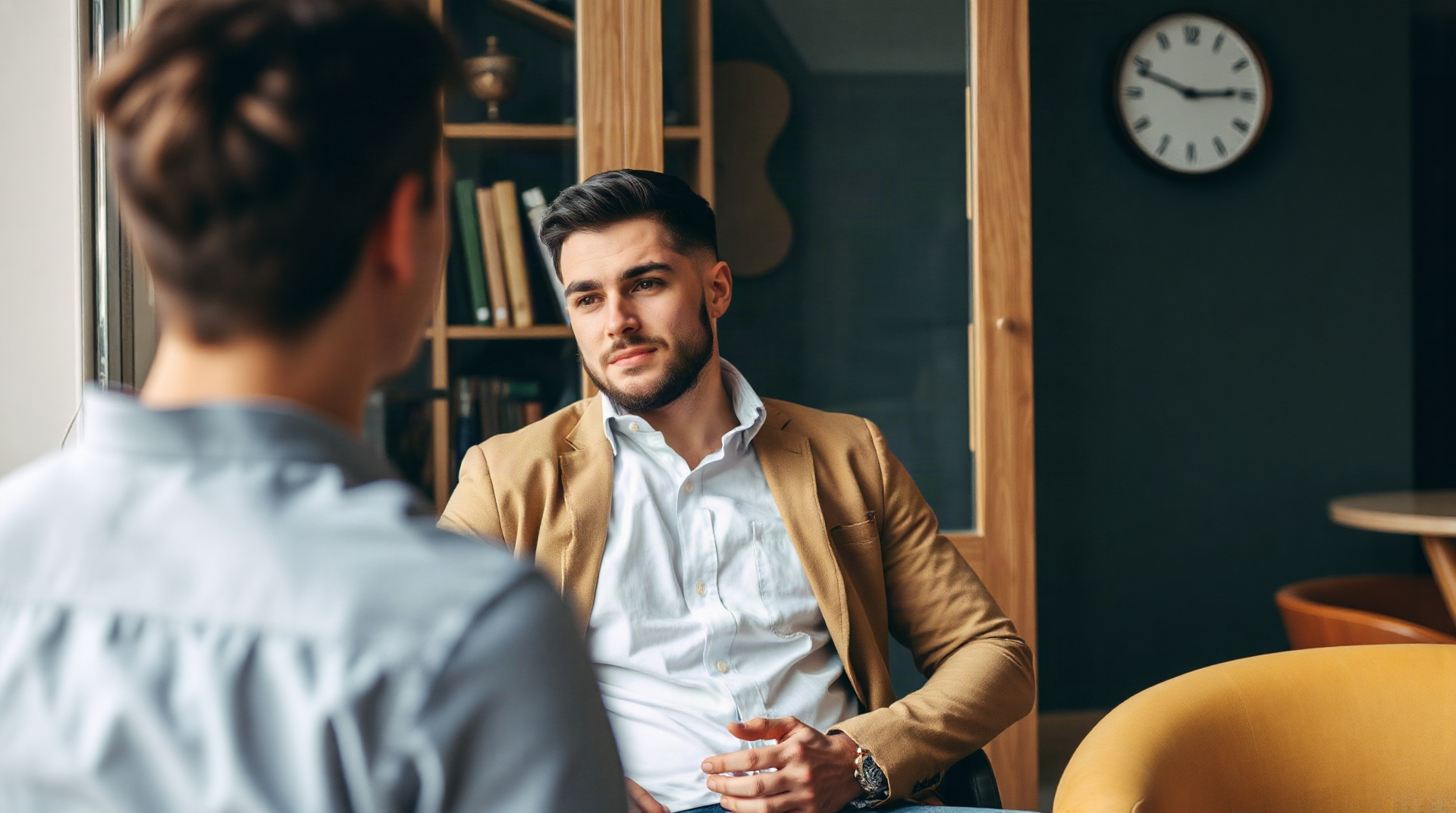 Homme en entretien avec un conseiller en orientation professionnelle