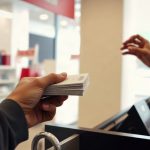 Paiement en caisse avec des chèques cadeaux