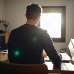 Personne analysant des offres d'emploi sur un ordinateur portable