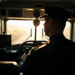Conducteur de train SNCF aux commandes de sa locomotive