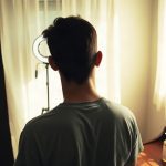 Créateur de contenu filmant une vidéo de présentation de produit
