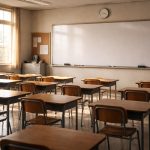 Professeur agrégé devant un tableau dans une salle de lycée